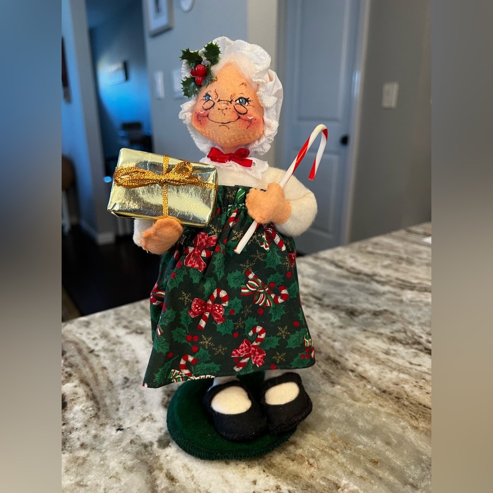 Annalee doll Mrs Claus 1999 edition